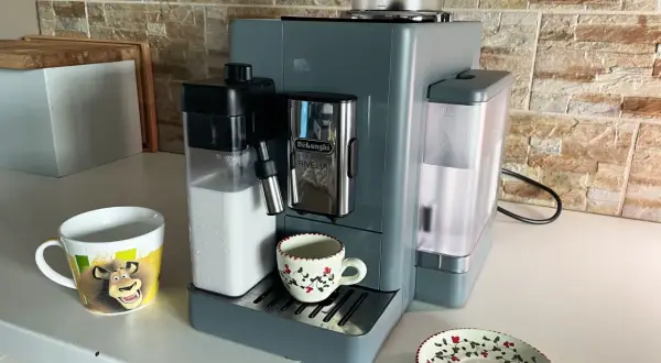 Macchina caffè DeLonghi Rivelia: come funziona per un caffè perfetto. Serbatoio latte e acqua pronti.