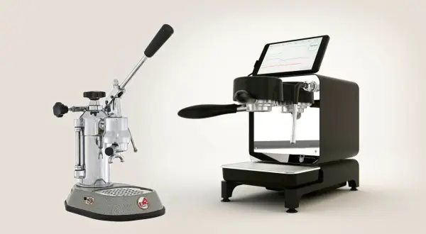 Macchina caffè vintage e moderna con tablet per controllare la resistenza e le prestazioni.