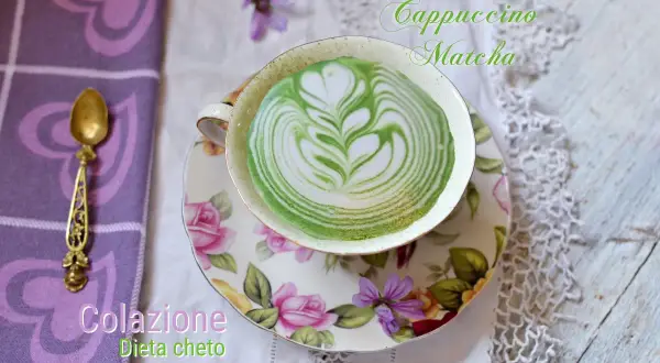 Colazione chetogenica: un cappuccino matcha con latte art verde e bianca, servito in una tazza floreale.