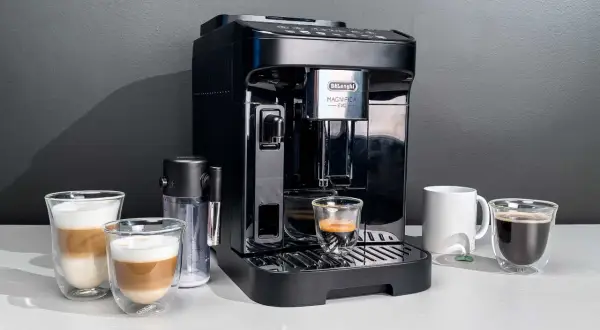 Macchina caffè De'Longhi Magnifica Evo: un espresso perfetto, un latte macchiato cremoso e un caffè lungo intenso. La luce lampeggia, pronta per il tuo caffè.