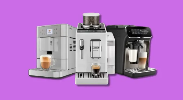 Tre macchine da caffè automatiche, una bianca con chicchi visibili, una grigia e una nera, pronte a preparare il tuo espresso.