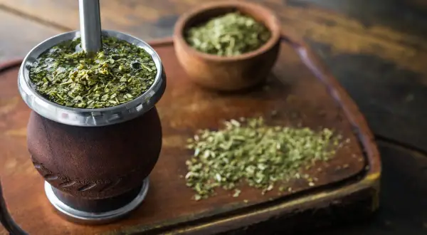 Mate caldo in un recipiente di legno, pronto per essere gustato. Molti credono che il mate fa dimagrire, un aiuto naturale per il benessere.