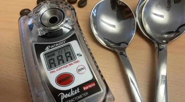 Un rifrattometro a cosa serve? Questo strumento misura la concentrazione di zuccheri nel caffè, aiutando a ottenere l'estrazione perfetta.