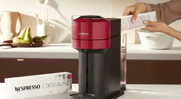 Macchina Nespresso Vertuo con spia rossa fissa, pronta per la decalcificazione.