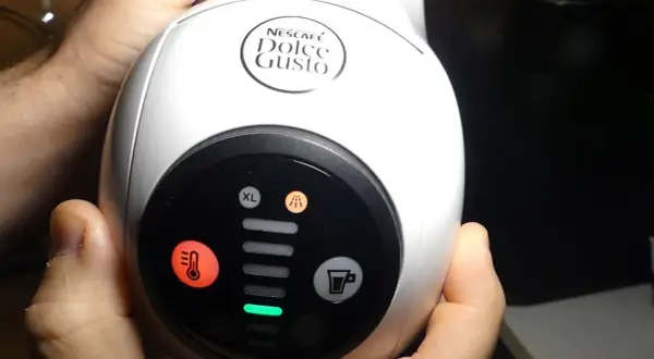 Spia decalcificazione Dolce Gusto accesa, indica che la macchina necessita di manutenzione.