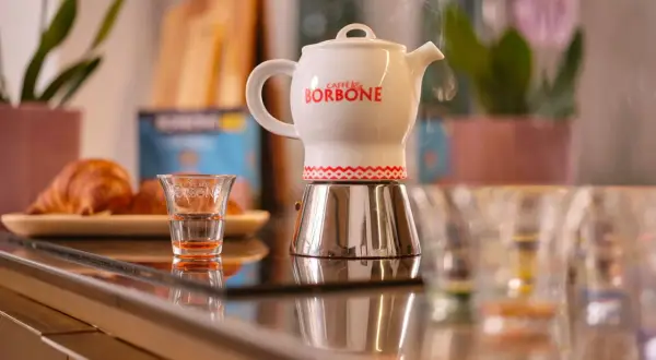 Moka Borbone fumante, con bicchierini e cornetti. Chissà perche il caffè non viene su, forse manca l'acqua?