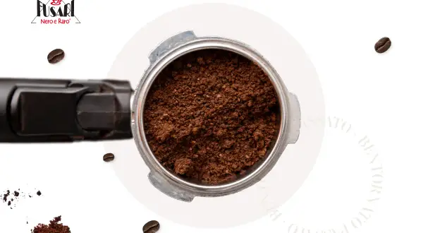 Il portafiltro è pieno di caffè macinato finemente, pronto per essere usato. Scopri come macinare caffè per macchina espresso.
