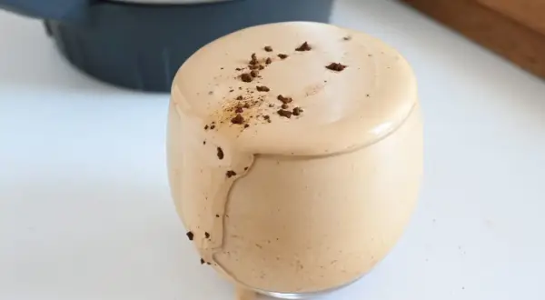Deliziosa crema caffè montata con il Bimby, guarnita con cacao in polvere.