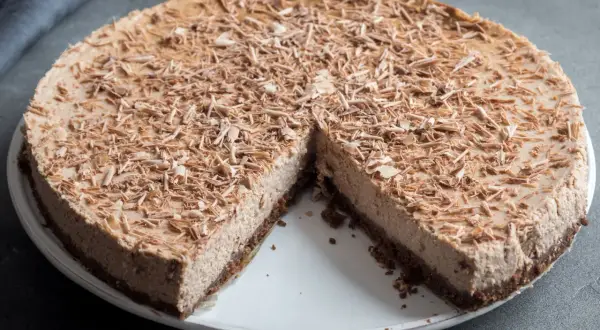 Una deliziosa torta fredda al caffè, ricoperta di scaglie di cioccolato, pronta per essere gustata.