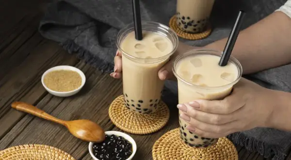 Ingredienti per bubble tea: perle di tapioca, zucchero di canna e bevande cremose con ghiaccio.