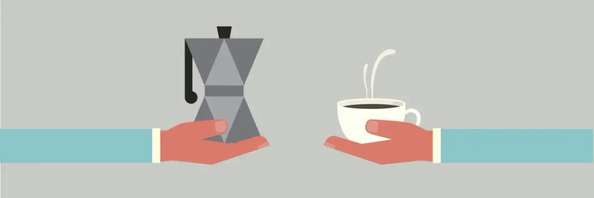 Moka pronta per servire un fumante caffè. Una mano porge la moka, l'altra una tazzina con il caffè che esce dalla moka.