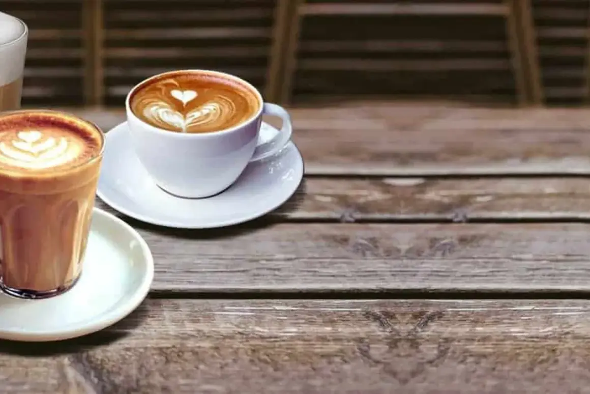 Due tazze di caffè con schiuma decorata, una in bicchiere e una in tazza bianca. Illustrano la differenza tra latte macchiato e caffelatte.