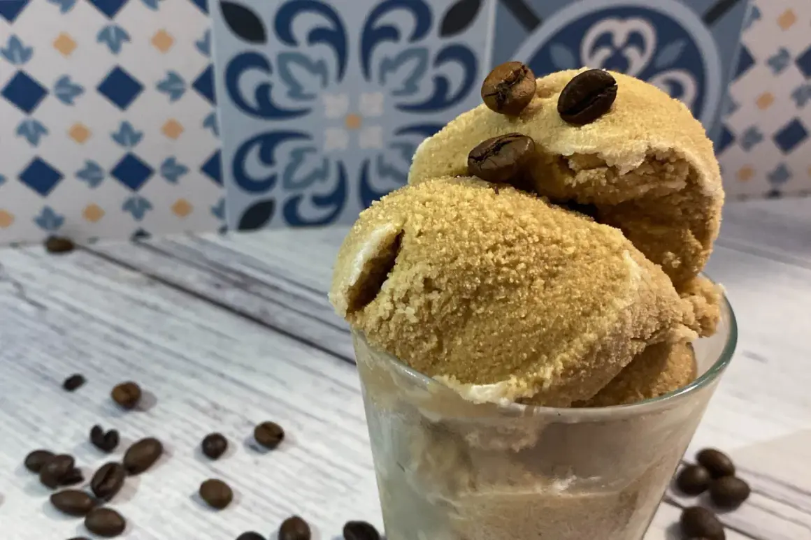 Deliziosa granita di caffè fatta in casa, servita in un bicchiere con chicchi di caffè tostati.