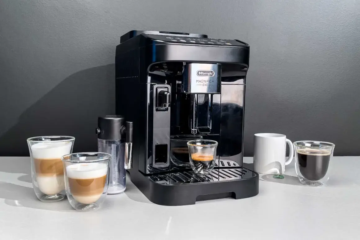 Macchina caffè De'Longhi Magnifica Evo: un espresso perfetto, un latte macchiato cremoso e un caffè lungo intenso. La luce lampeggia, pronta per il tuo caffè.