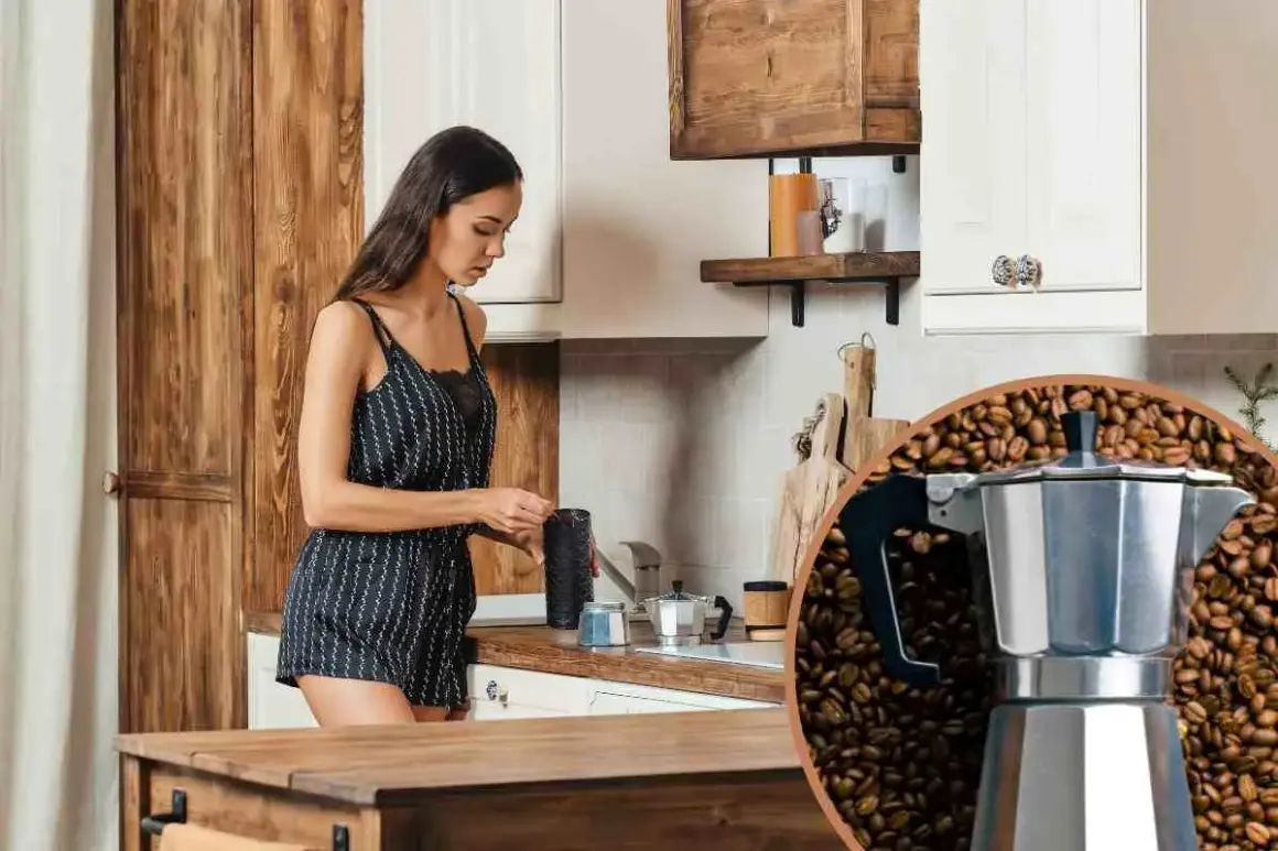Donna in cucina prepara il caffè, ma la caffettiera non esce caffè. La scena è dominata da chicchi di caffè tostati.