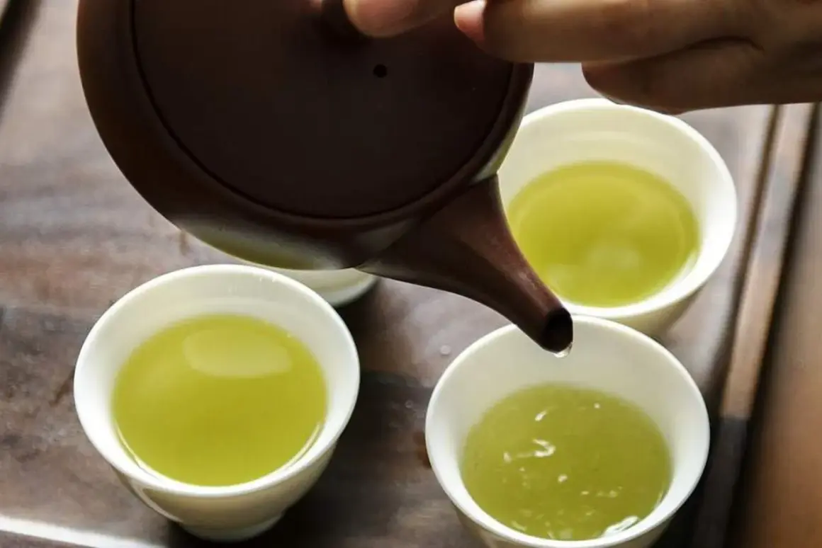 Versando tè verde in tazze. Quante tazze di tè verde bere al giorno? Un rituale rilassante.