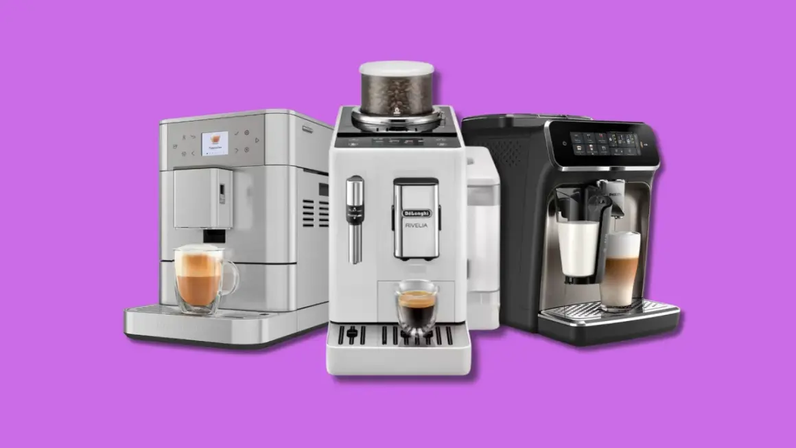 Tre macchine da caffè automatiche, una bianca con chicchi visibili, una grigia e una nera, pronte a preparare il tuo espresso.