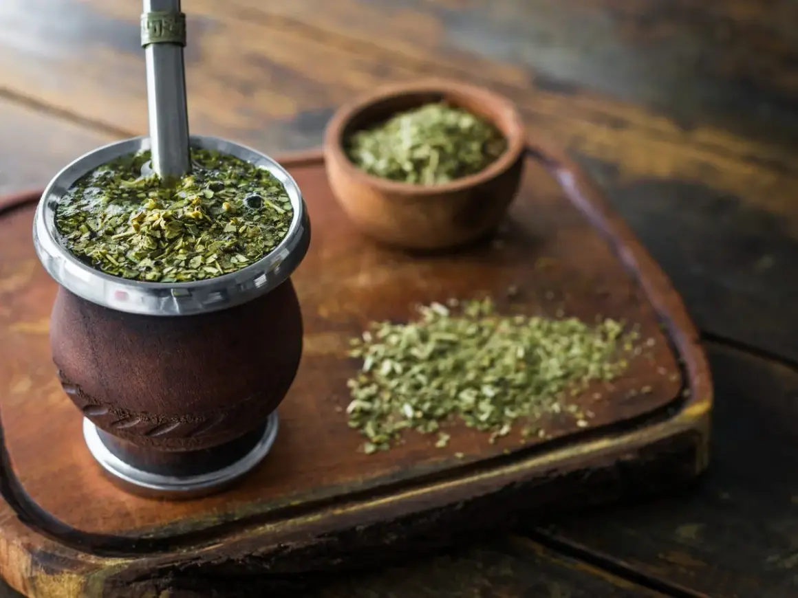 Mate caldo in un recipiente di legno, pronto per essere gustato. Molti credono che il mate fa dimagrire, un aiuto naturale per il benessere.