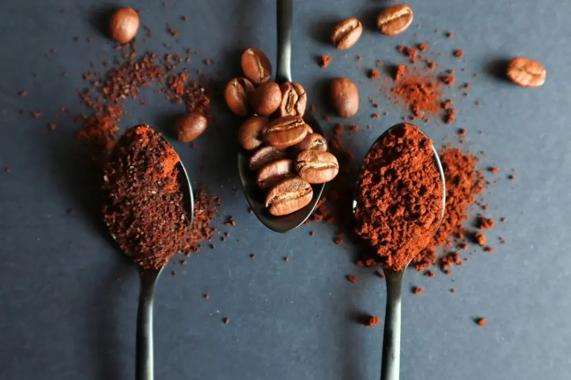 Tre cucchiai: uno con chicchi di caffè, gli altri due con la dose caffè per una tazzina, pronti per un'ottima colazione.