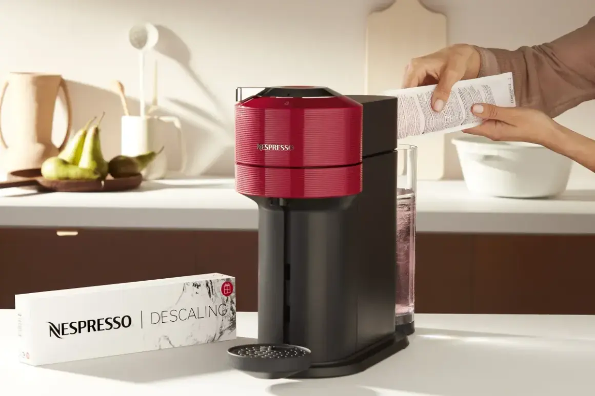 Macchina Nespresso Vertuo con spia rossa fissa, pronta per la decalcificazione.