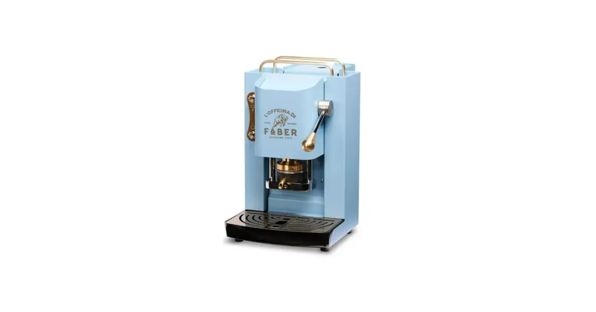 Macchina Faber color azzurro, con logo "L'Officina di Faber", pronta per un caffè ma non esce acqua.