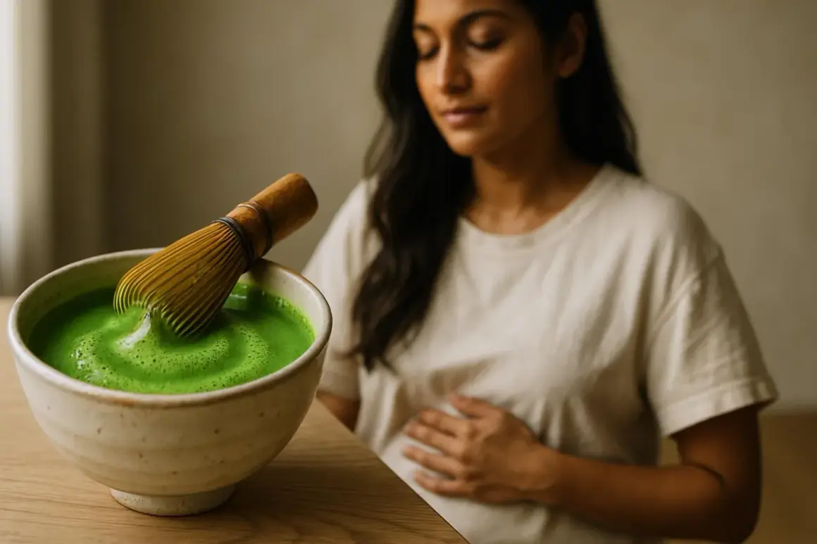 Donna con le mani sulla pancia, accanto a una ciotola di tè verde matcha, bevanda che aiuta a ridurre il grasso addominale.