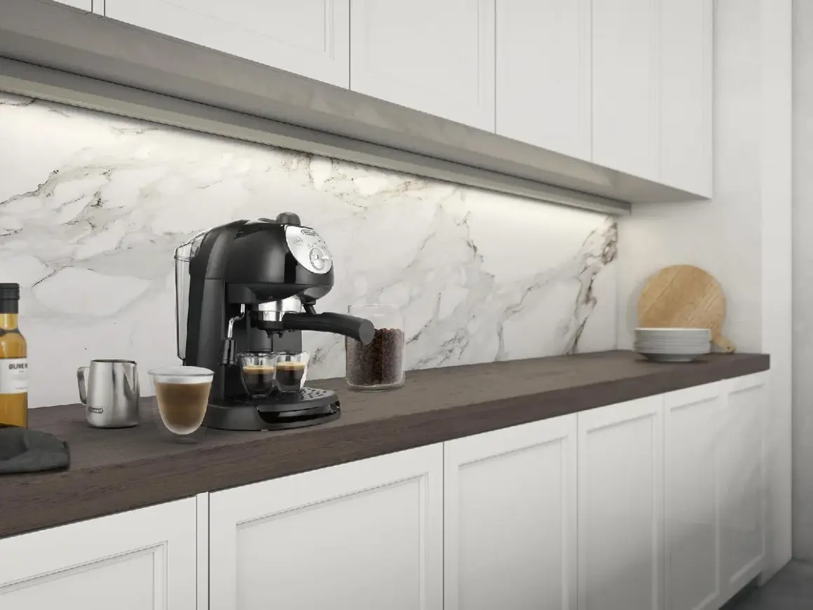 Macchina da caffè DeLonghi EC 201 CD B con due espresso pronti. Nessun problema visibile, solo un'elegante cucina moderna.