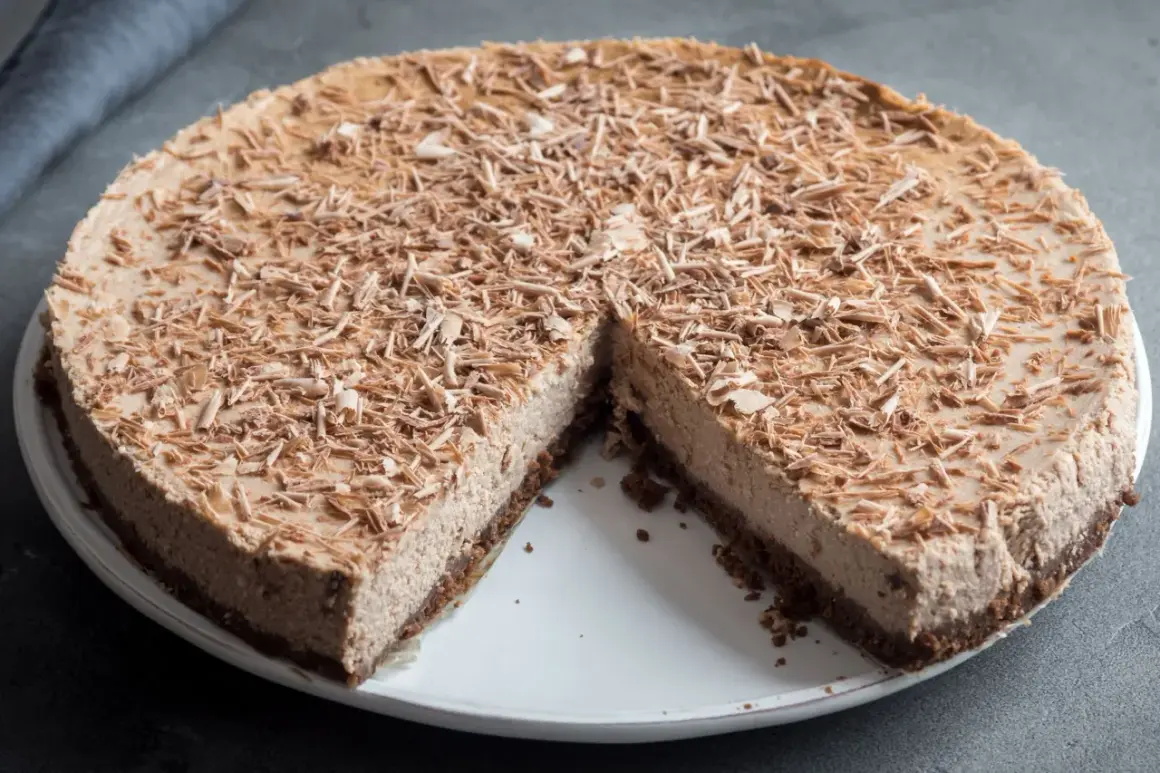 Una deliziosa torta fredda al caffè, ricoperta di scaglie di cioccolato, pronta per essere gustata.