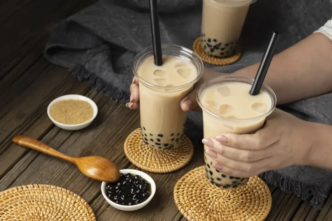 Ingredienti per bubble tea: perle di tapioca, zucchero di canna e bevande cremose con ghiaccio.