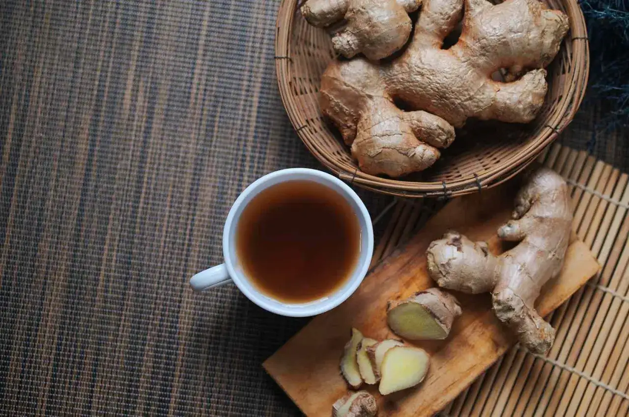Tazza di tisana dimagrante fatta in casa con zenzero fresco.