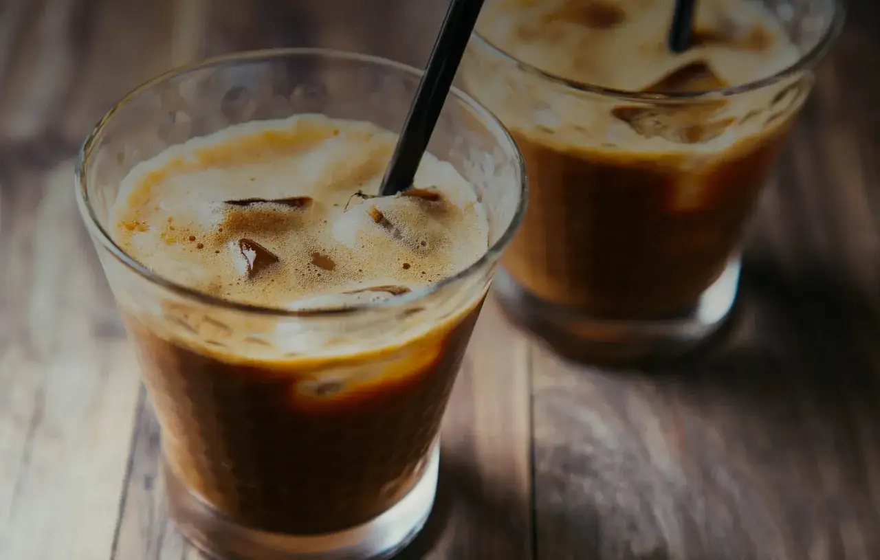 Due bicchieri di caff&egrave; freddo con ghiaccio e cannucce scure. Scopri cos'&egrave; il cold brew e goditi questa bevanda rinfrescante.