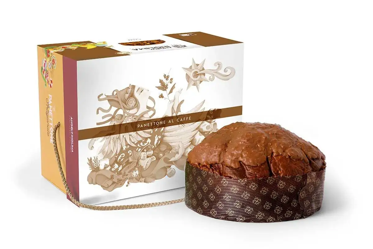 Panettone al caffè, un dolce artigianale con una ricca glassa al cioccolato, presentato in una scatola decorata con un'illustrazione artistica.