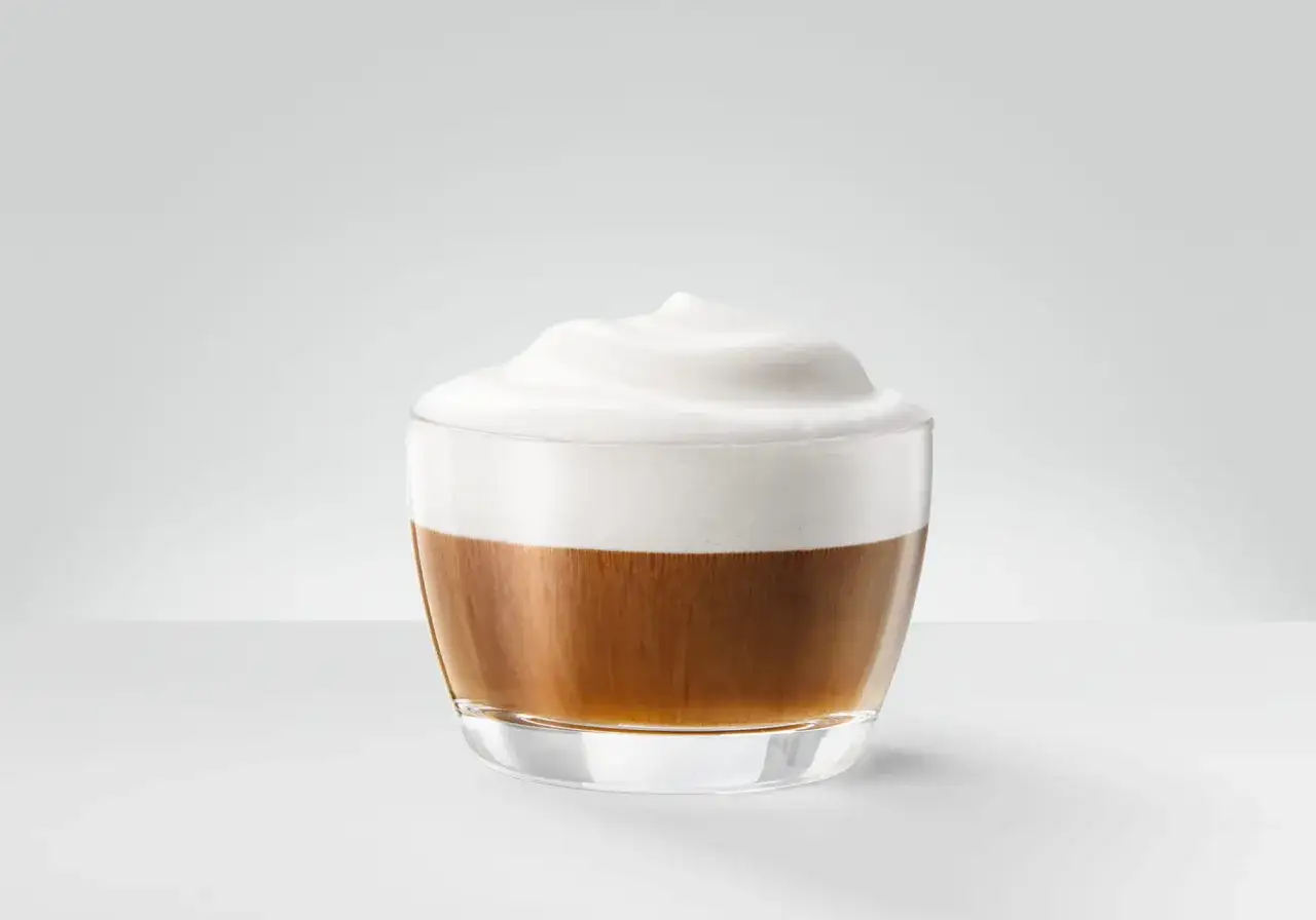 Un delizioso cappuccino con schiuma soffice, perfetto per una pausa rilassante, anche in gravidanza.