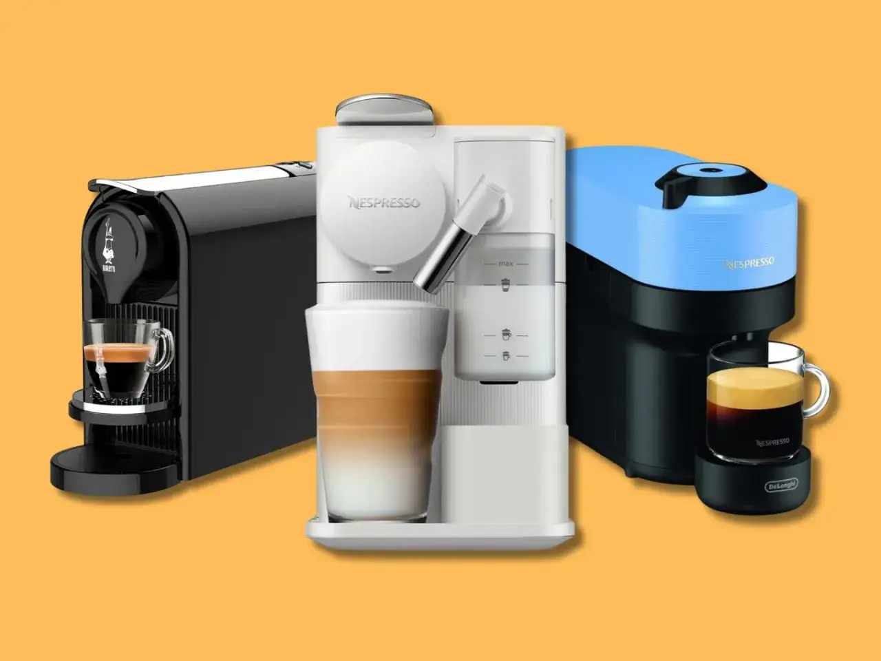 Tre macchine per caff&egrave;, una nera, una bianca e una blu, con tazze di caff&egrave; e latte macchiato. Ogni macchina usa una capsula di caff&egrave;.