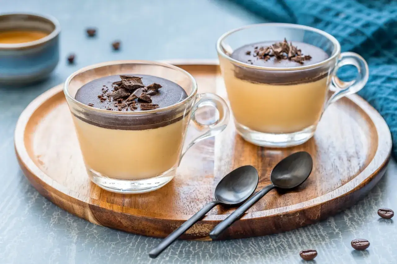 Deliziosa mattonella al caffè con cioccolato fondente, servita in coppette di vetro su un vassoio di legno.