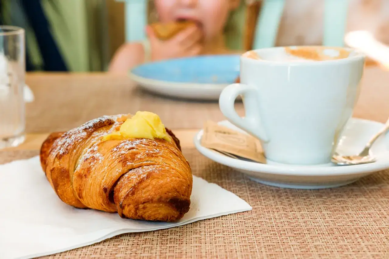 Cornetto alla crema e cappuccino invitano, ma attenzione: caff&egrave; a stomaco vuoto fa male. Meglio accompagnarlo con qualcosa di dolce.