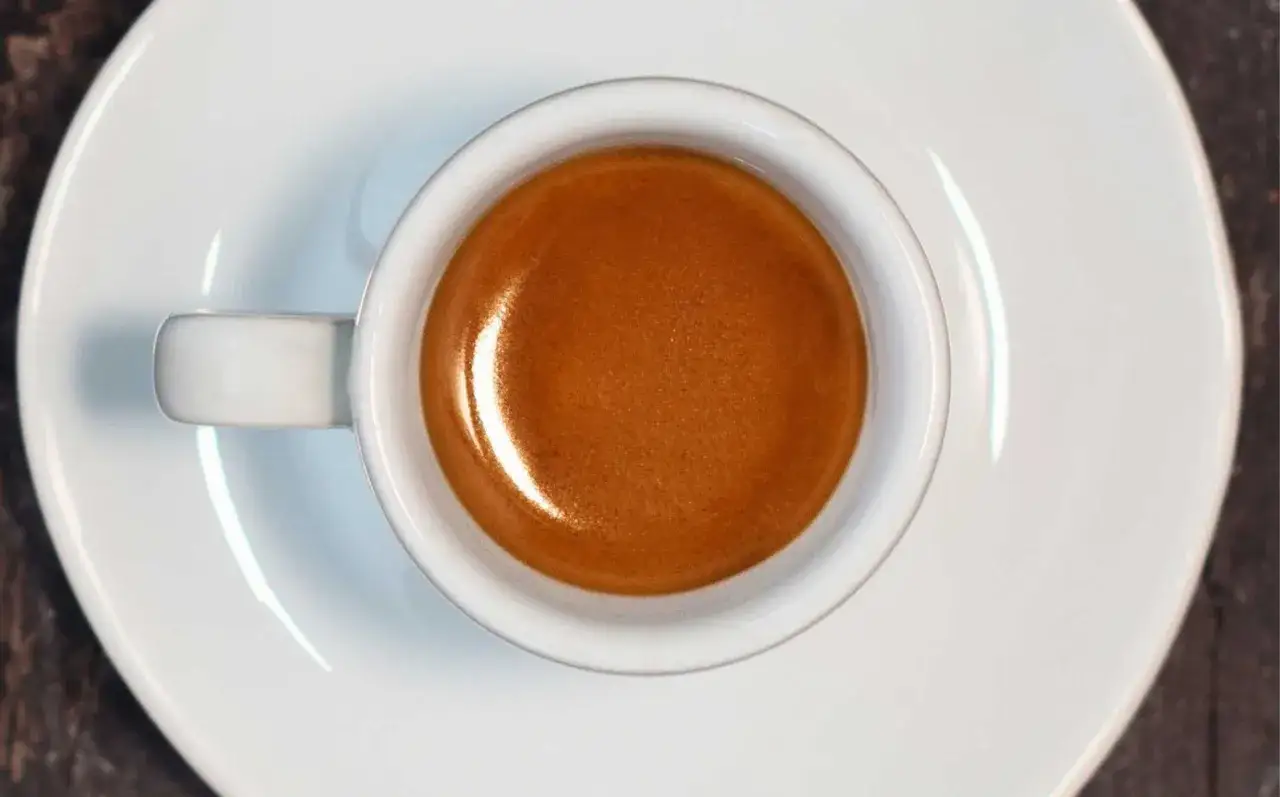 Caff&egrave; espresso con crema dorata, pronto da gustare, con o senza zucchero.