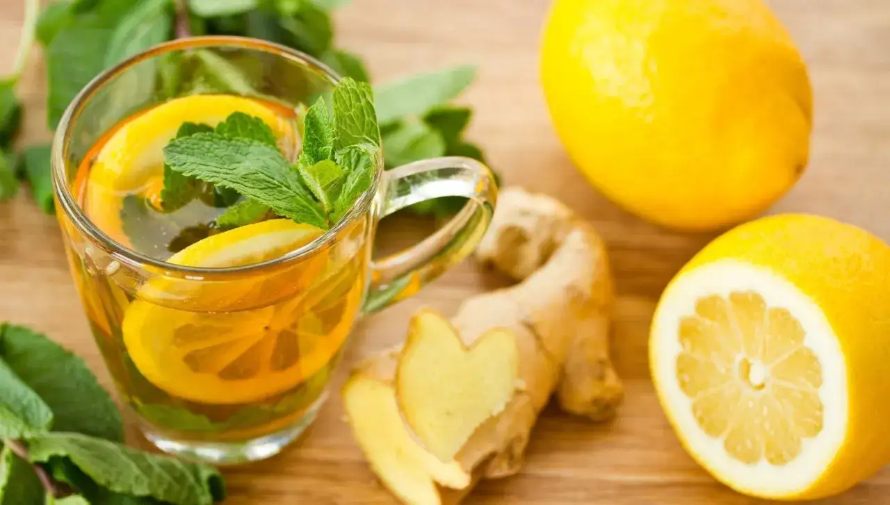 Tazza di tè verde con limone e zenzero, ingredienti naturali per chi cerca un aiuto: il tè verde fa dimagrire la pancia.