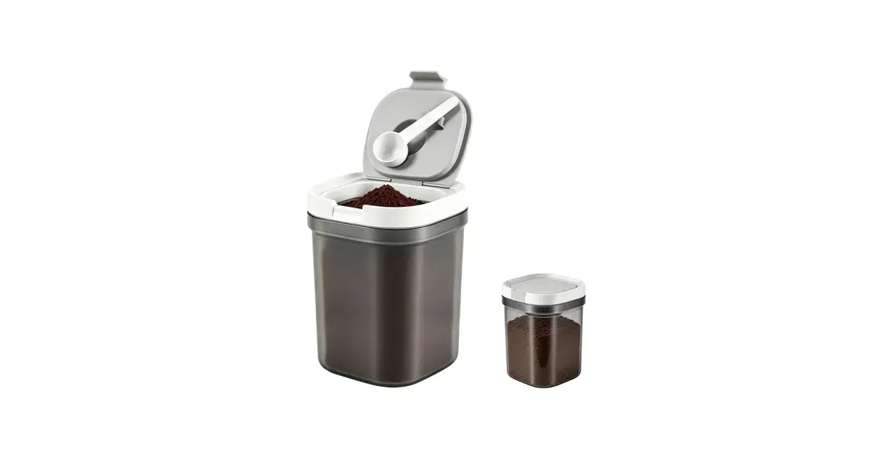 Contenitori ermetici per conservare il caff&egrave; macinato, uno grande con misurino e uno pi&ugrave; piccolo.