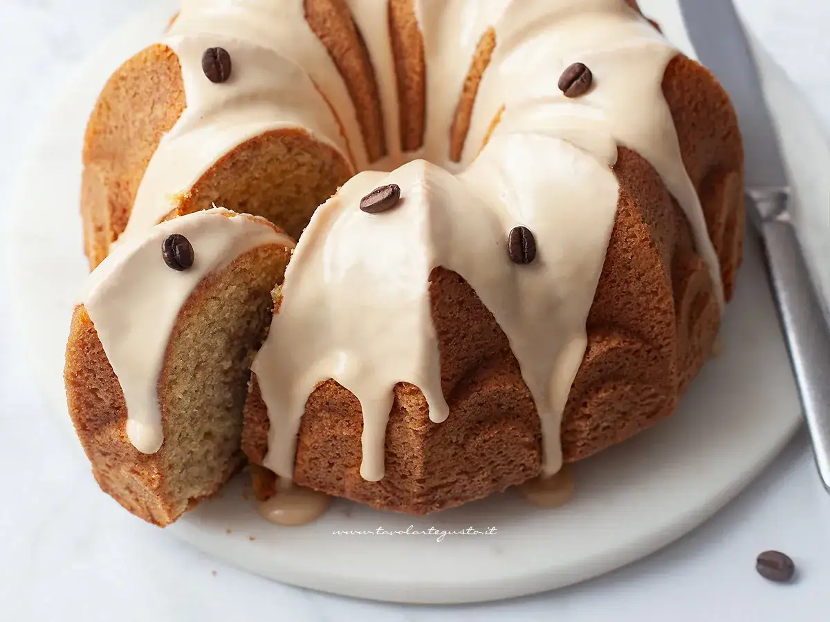 Delizioso ciambellone al caff&egrave; senza burro, con glassa e chicchi di caff&egrave;. Perfetto per la colazione o la merenda.