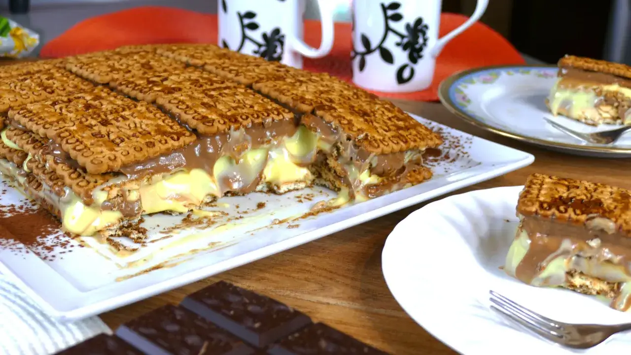 La mattonella della nonna al caffè, un dolce goloso con biscotti, crema e cioccolato, pronto per essere gustato.