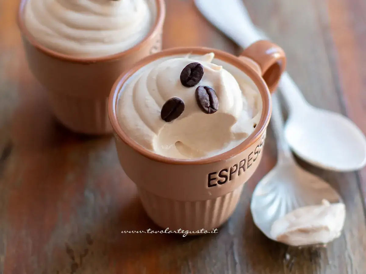 Deliziosa ricetta crema caffè con panna, guarnita con chicchi di caffè, servita in tazzine da espresso.