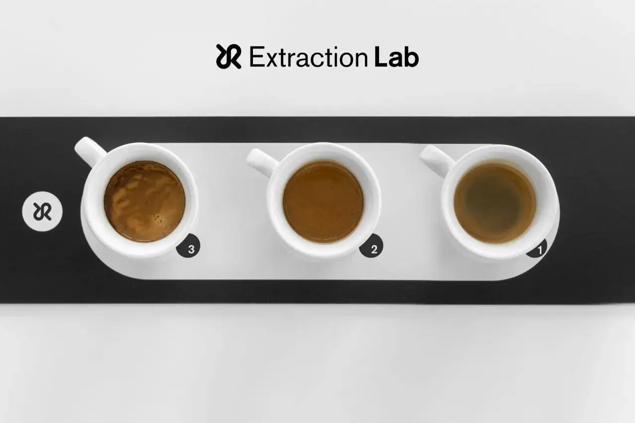 Tre tazzine di caffè, numerate 1, 2 e 3, mostrano diverse estrazioni. Se il caffè scende troppo veloce, il risultato potrebbe essere simile alla tazzina 1.