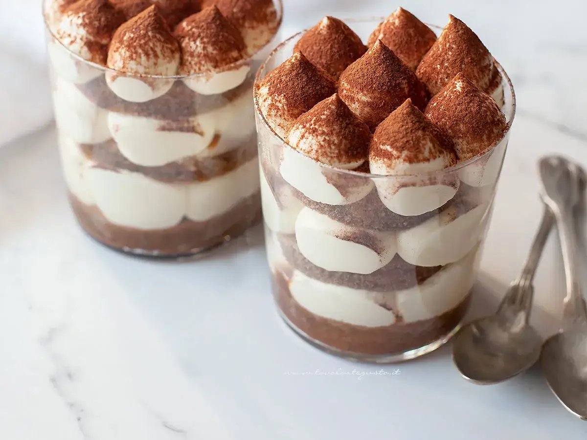 Delizioso tiramisù monoporzione con savoiardi, crema soffice e cacao. Perfetto per un dolce momento.