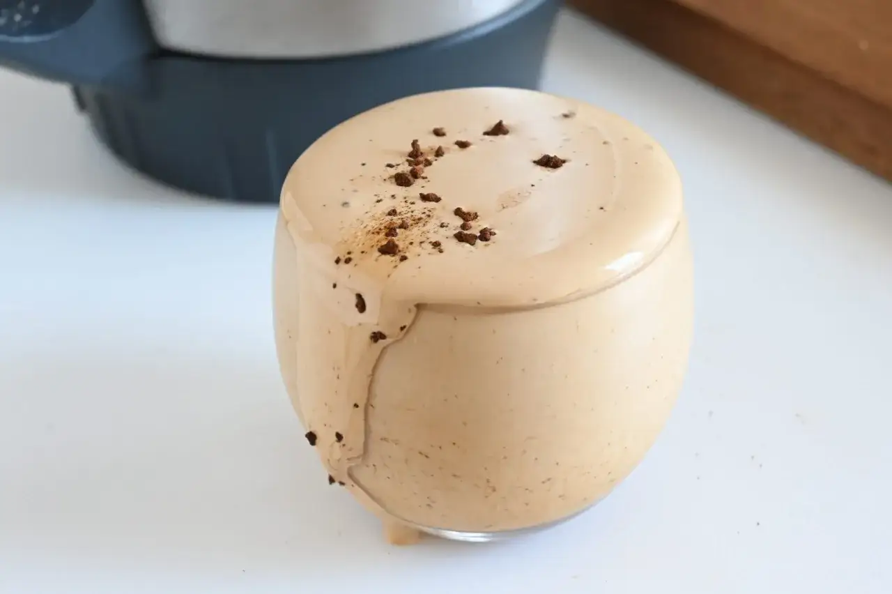 Deliziosa crema caffè montata con il Bimby, guarnita con cacao in polvere.