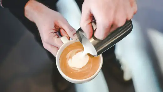 Come montare il latte per un cappuccino vellutato