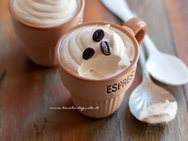 Deliziosa crema al caffè in tazzine, guarnita con chicchi di caffè. Perfetta per una pausa golosa.