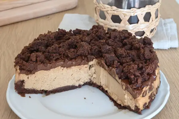 Una golosa torta fredda al caffè senza cottura, semplice e veloce da preparare. Perfetta per ogni occasione.