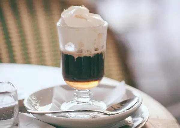 Un bicerin, bevanda torinese, con caffè, cioccolato e crema. Una ricetta da provare per un momento di puro piacere.