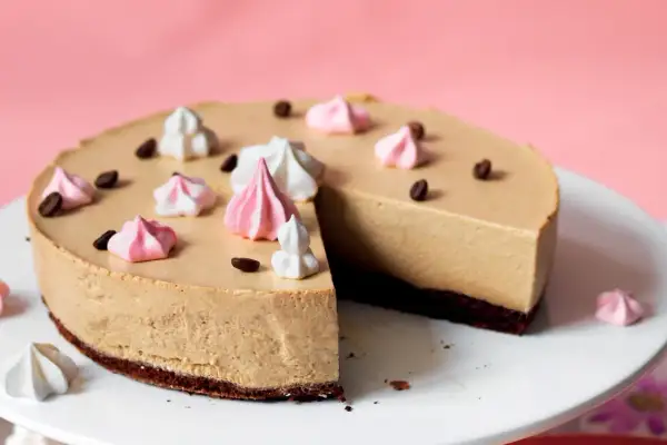 Deliziosa bavarese al caffè, guarnita con meringhe rosa e bianche e chicchi di caffè tostati.